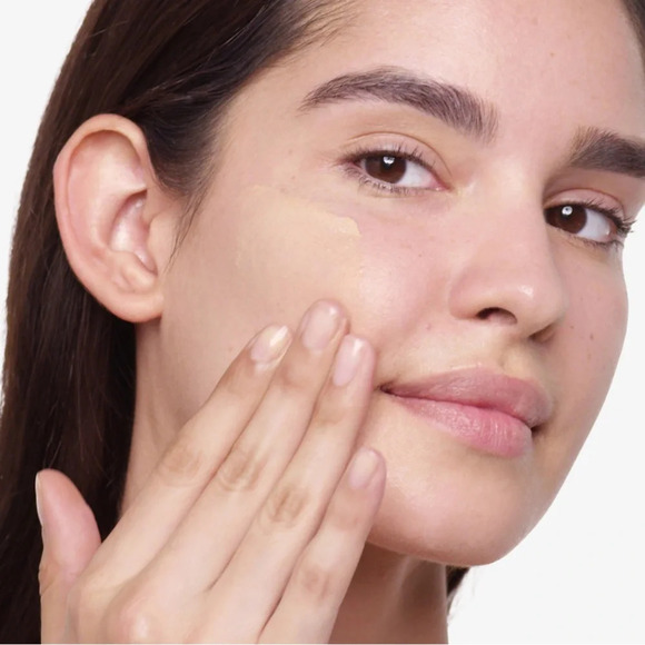 🤍Clinique Even Better Refresh Hydrating and Repairing Makeup🤍 - Picture 3 of 9